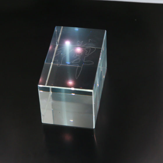 Мощный 355-нм ультрафиолетовый лазер для гравировки кристалла 3D слово
